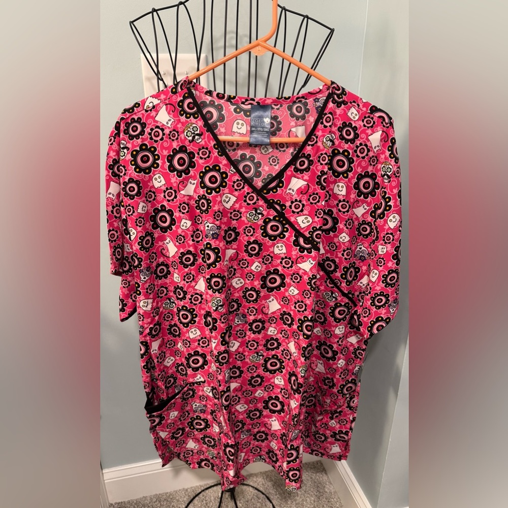 Zoe + Chloe Contrast Mock Wrap “Sugar Boo” Pink Black 3X 3XL Women’s scrub top